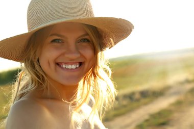 Hasır şapkalı genç kadın.