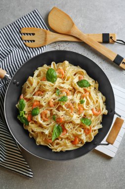 Lezzetli alfredo makarna ile pan