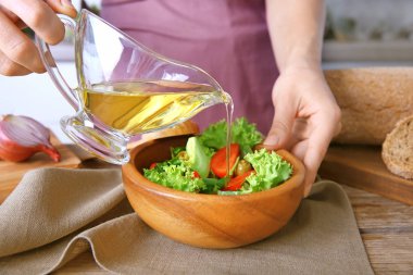 kadın sebze salatası yapmak 