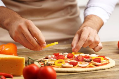 Erkek hazırlanıyor pizza eller