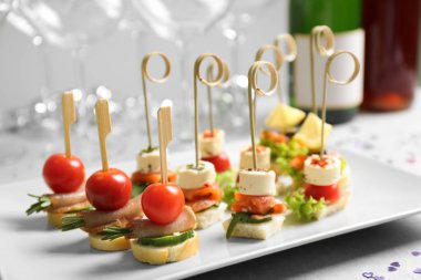 Tablo üzerinde çeşitli kanepeler