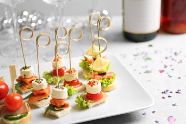 Tablo üzerinde çeşitli kanepeler