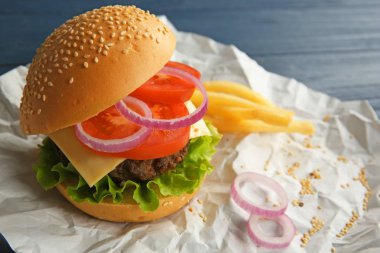 Kağıt üzerinde lezzetli peynirli burger 