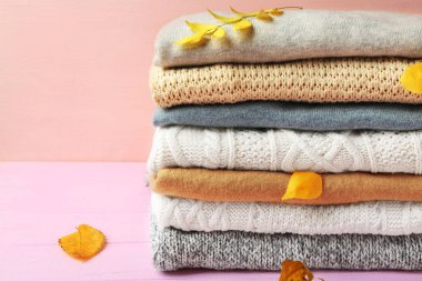 katlanmış elbise yığını 