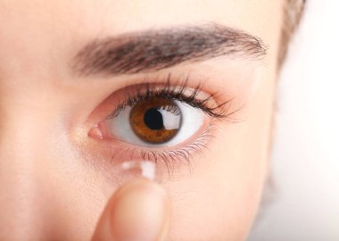 Kontakt lens gözlerinin içine koyarak kadın