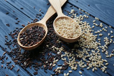 İki kaşık pirinç tür 