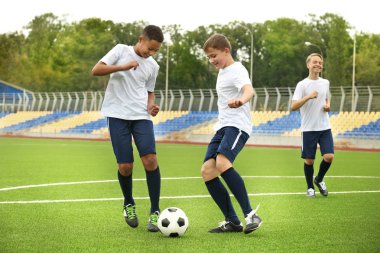 Stadı'nda futbol oynayan çocuklar