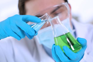 bilim adamı deneyler yapma