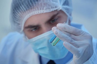 bilim adamı deneyler yapma