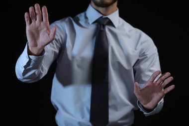 İşadamı koyu arka plan üzerinde eller