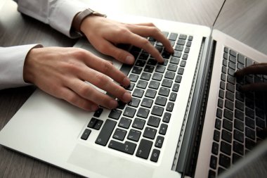 Dizüstü bilgisayar kullanan iş adamı