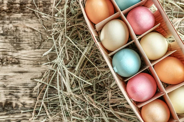 Κουτί με πολύχρωμα Πασχαλινά αυγά — Φωτογραφία Αρχείου