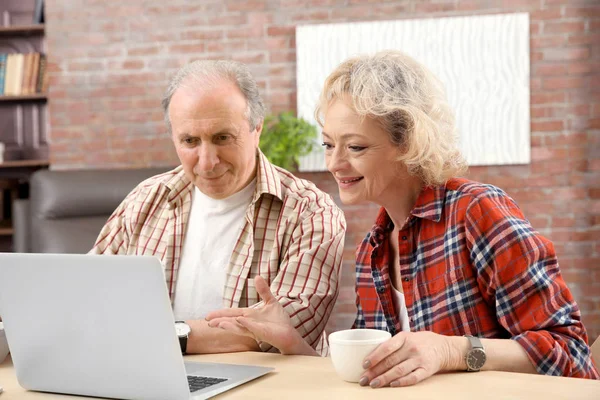 Seniorpaar macht Videoanruf — Stockfoto