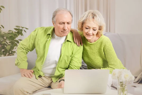 Seniorpaar macht Videoanruf — Stockfoto