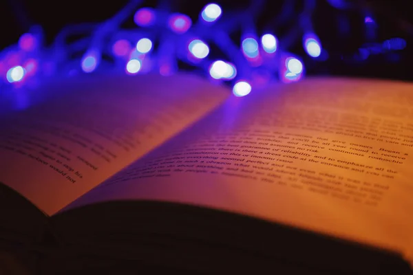 Open boek met intreepupil verlichting — Stockfoto