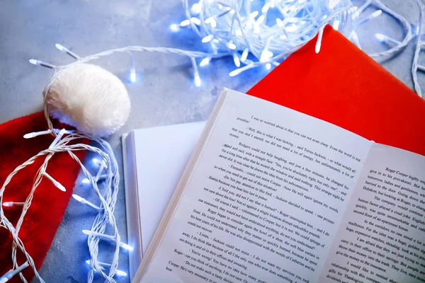 Libros abiertos con sombrero de Papá Noel — Foto de Stock
