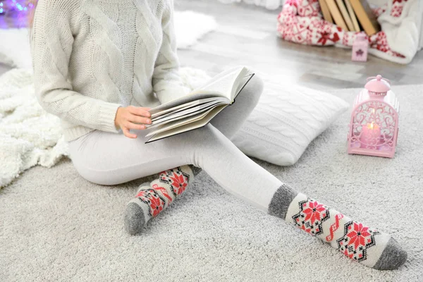 Belle jeune femme lecture livre à la maison — Photo