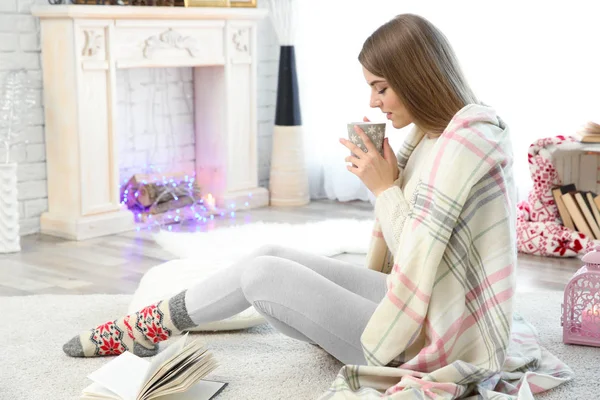 自宅でコーヒーを飲みながら美しい若い女性 — ストック写真