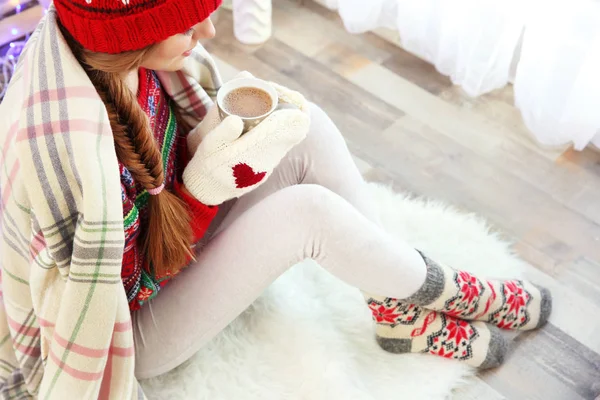 Hermosa Joven Con Taza Café Casa — Foto de Stock