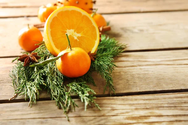 柑橘類、スパイス、針葉樹の枝 — ストック写真