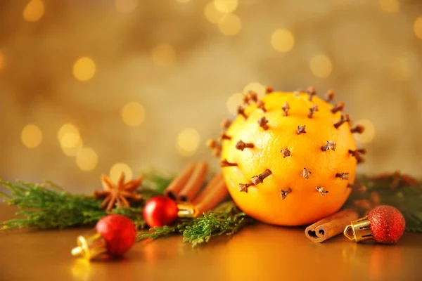 Naranja, especias y ramas de coníferas — Foto de Stock