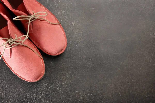 Zapatos rojos en oscuro — Foto de Stock