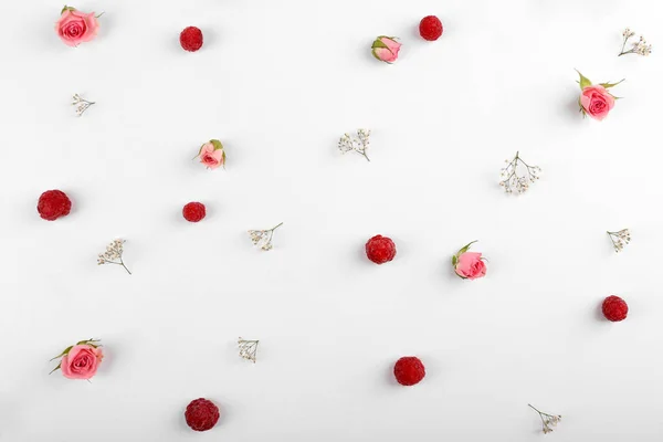 Berries and small flowers — Stock Photo, Image