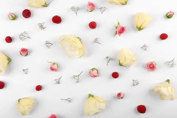 Beeren und kleine Blumen — Stockfoto