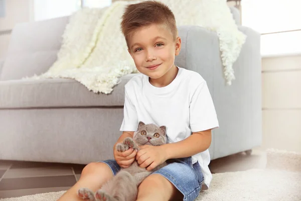 Pojke med brittiska kattunge — Stockfoto