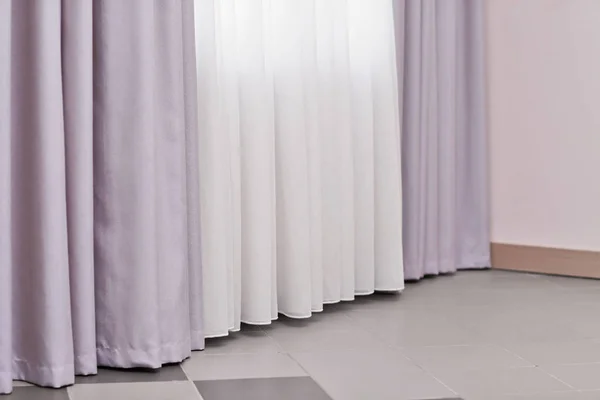 Janela de quarto com cortinas — Fotografia de Stock