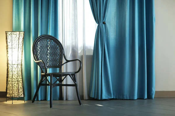 Cadeira com lâmpada e janela do quarto — Fotografia de Stock