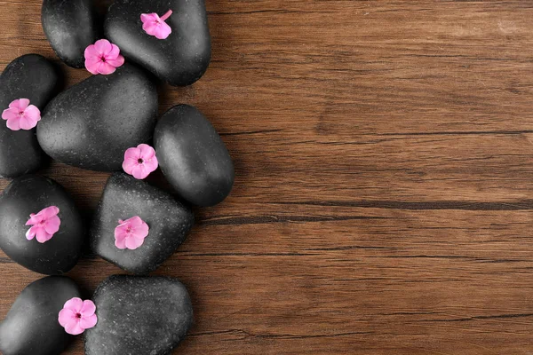 Wellness-Steine mit rosa Blüten — Stockfoto