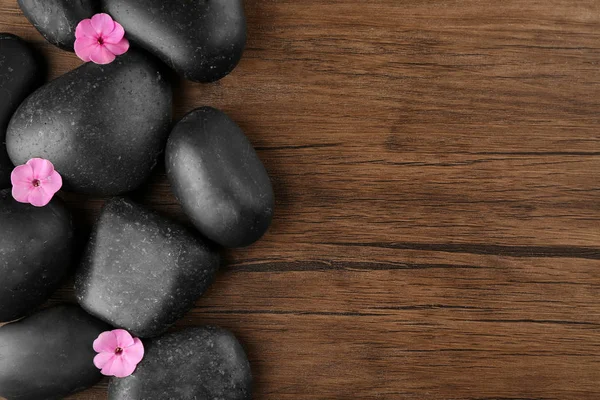 Piedras de spa con flores rosas —  Fotos de Stock