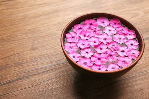 碗水和粉红色的花朵 — 图库照片