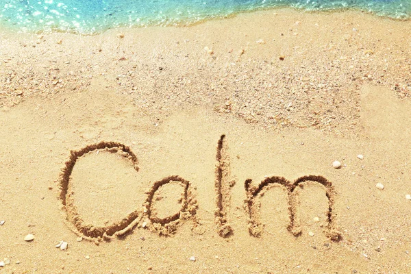Palavra CALM na areia da praia — Fotografia de Stock