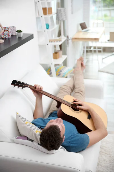 Uomo che suona la chitarra — Foto Stock