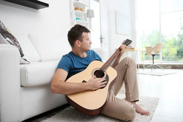 Hombre tocando la guitarra — Foto de Stock