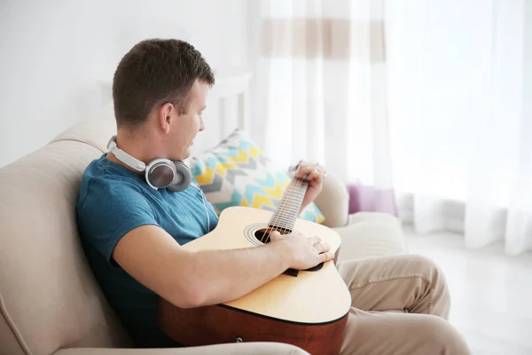 Hombre joven con auriculares — Foto de Stock