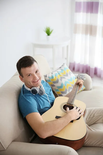 Jovem com fones de ouvido — Fotografia de Stock