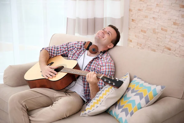 Hombre joven con auriculares —  Fotos de Stock