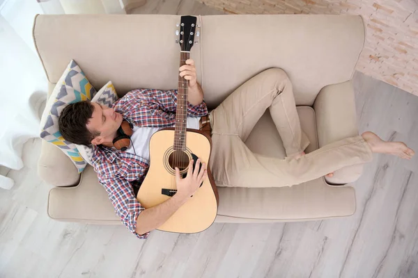 Hombre joven con auriculares — Foto de Stock