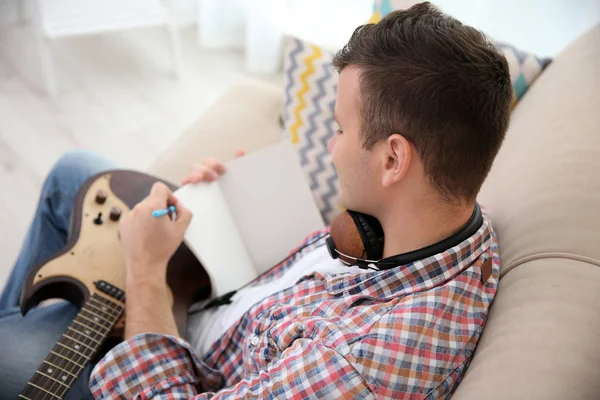 Hombre joven con auriculares — Foto de Stock