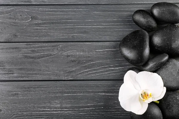 Piedras de spa y flor de orquídea —  Fotos de Stock