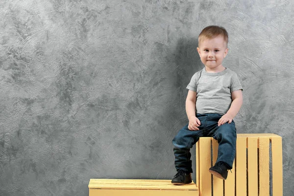 Vestito Con Stile Bambino Seduto Scatole Gialle Sfondo Grigio Parete — Foto Stock