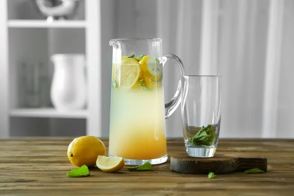 Brocca di vetro con limonata — Foto Stock