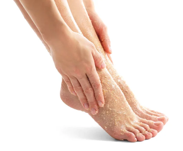 Donna massaggiare i piedi con scrub — Foto Stock