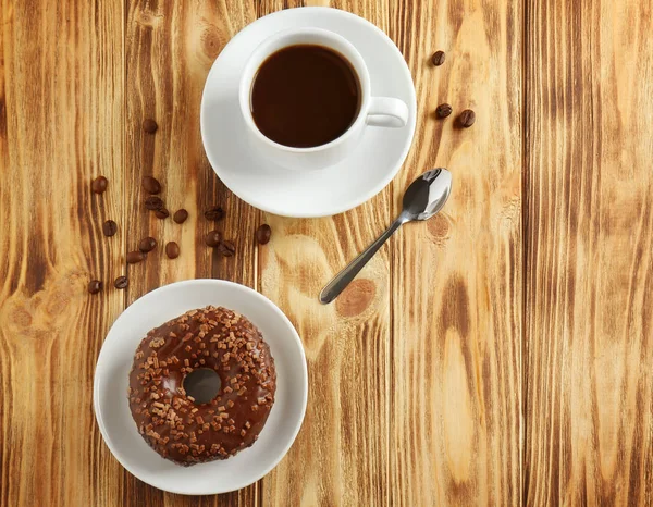 Чашка кофе с пончиком — стоковое фото
