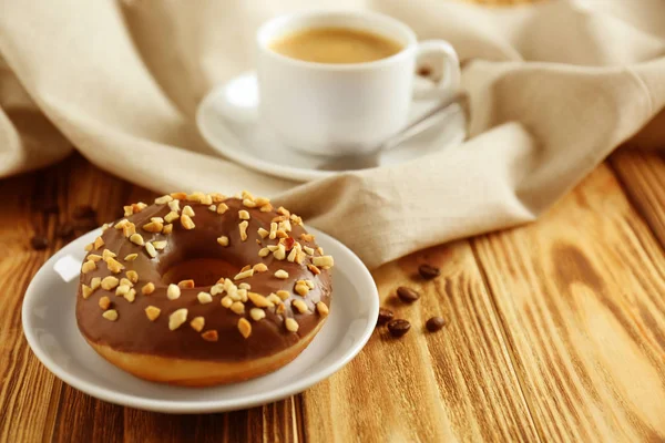 Bord met donut en kopje koffie — Stockfoto