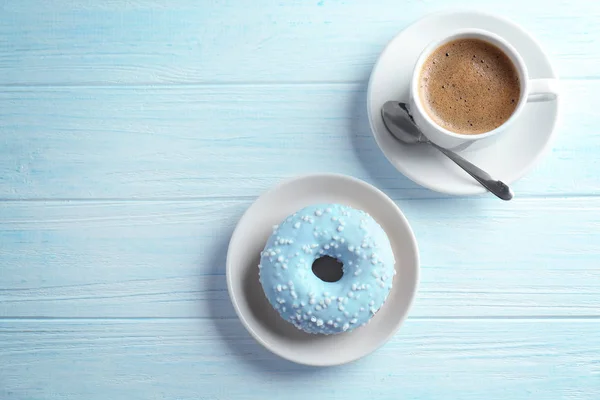 Taza de café y plato con rosquilla —  Fotos de Stock