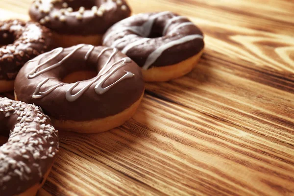 Lekkere donuts op tafel — Stockfoto